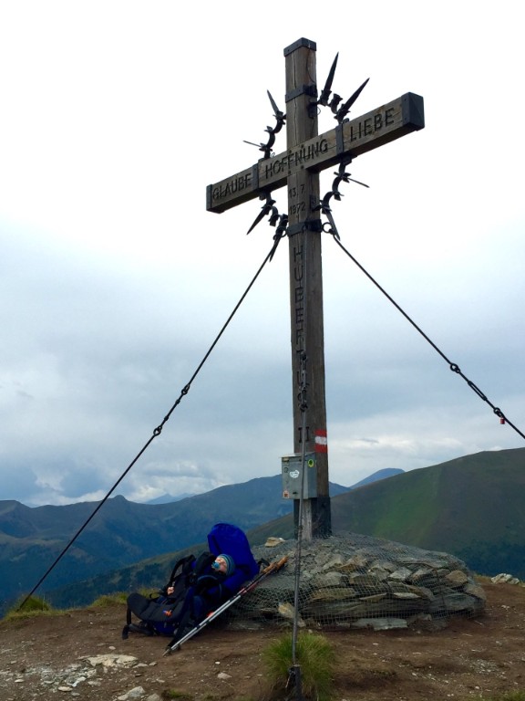 Friedlicher Schlaf unter dem Gipfelkreuz Friedlicher Schlaf unter dem Gipfelkreuz